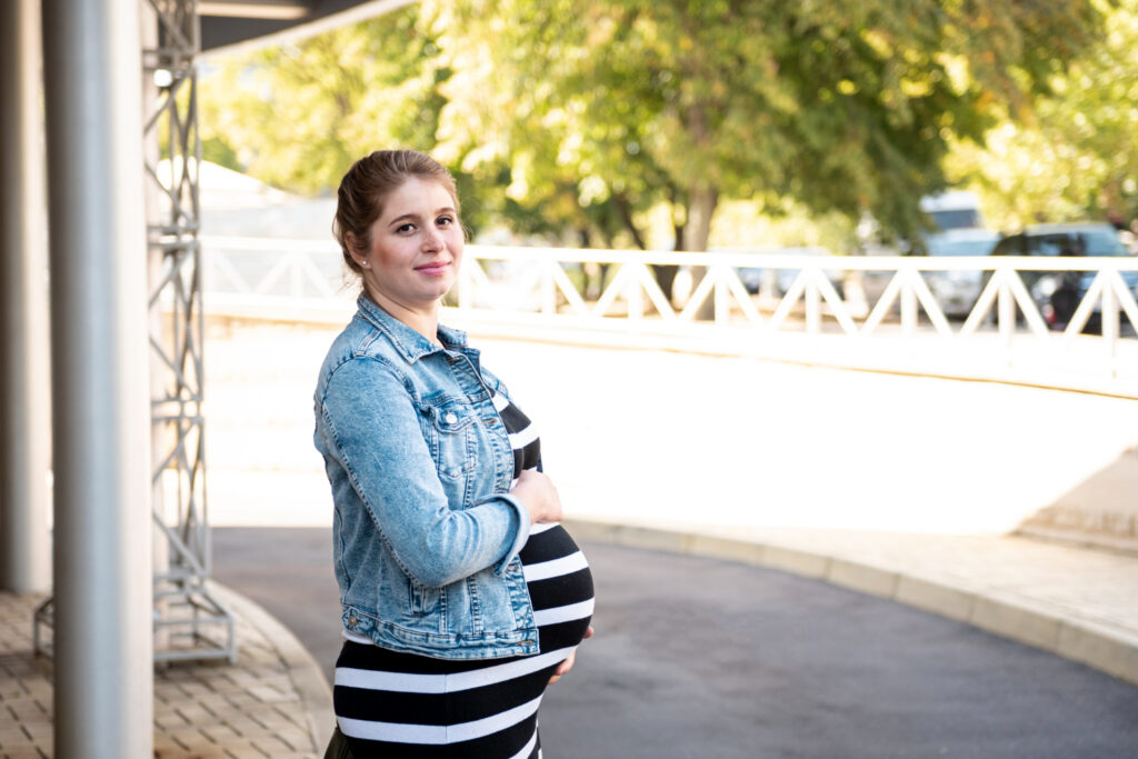 when to start wearing maternity clothes