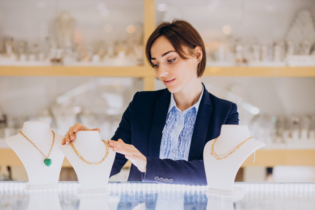 what jewelry can food handlers wear while working